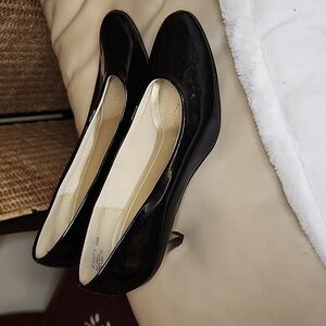 Hush Puppies black patent heels size 9